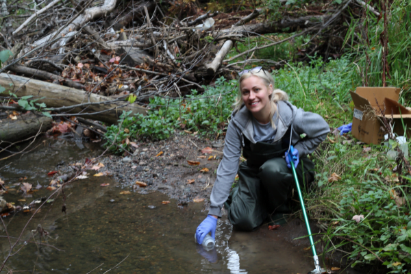 Shelby Wright, étudiante à la maîtrise en sciences à la University of Windsor, échantillonne l’eau pour connaître l’ADNe.